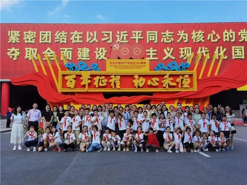 集装箱货运船